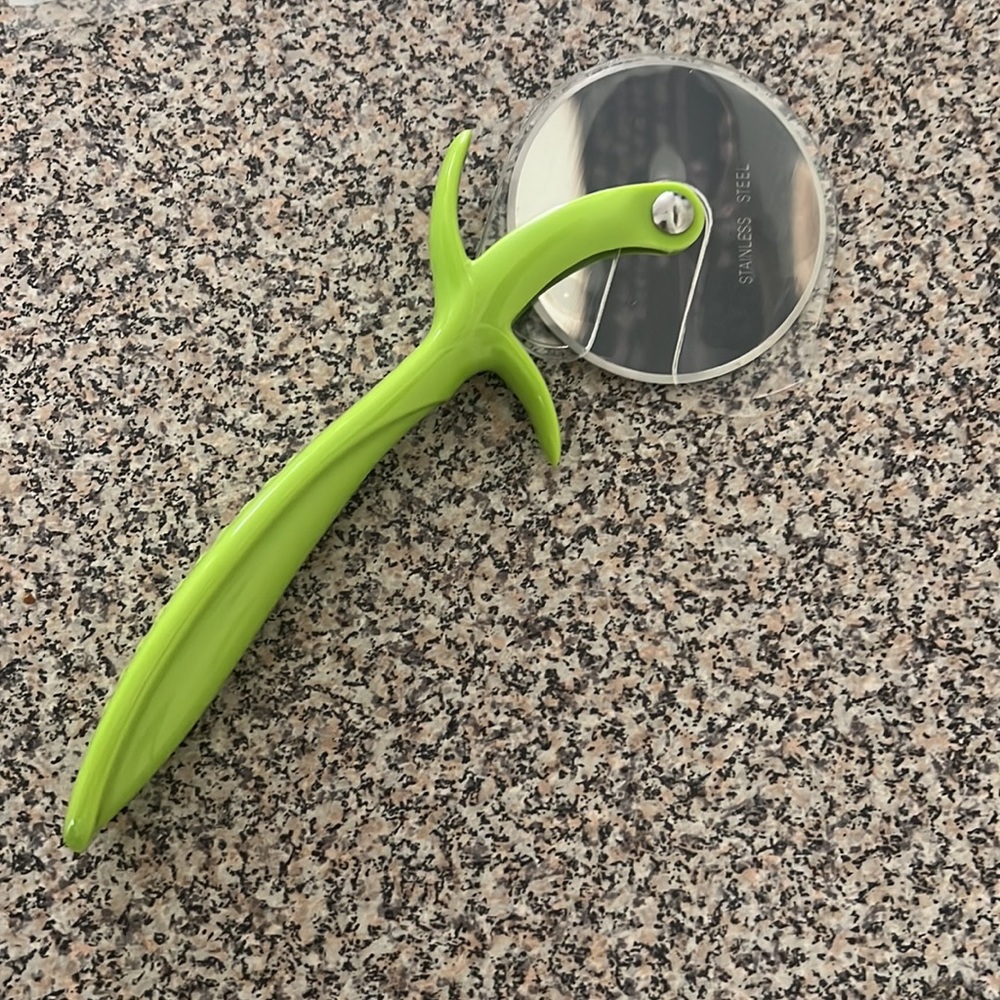 THE PAMPERED CHEF PIZZA CUTTER